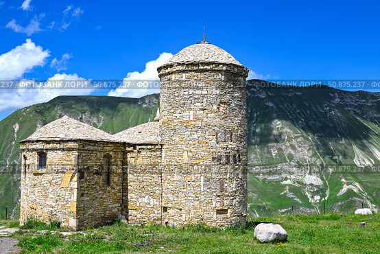 Старинная мечеть на краю плато Матлас. Республика Дагестан. Россия. Стоковое фото, фотограф Александр Тараканов / Фотобанк Лори