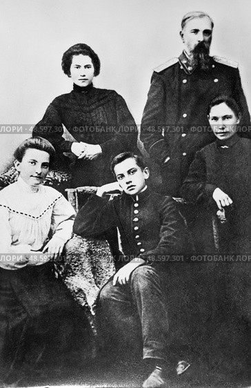 Старинная открытка. Владимир Маяковский со своей семьёй. Редакционное фото, фотограф Игорь Низов / Фотобанк Лори