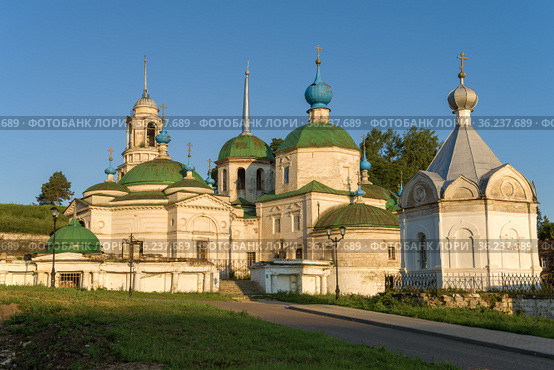 Старинная церковь Параскевы Пятницы (Рождества Богородицы) солнечным июльским утром. Старица, Тверская область, Россия (2021 год). Стоковое фото, фотограф Виктор Карасев / Фотобанк Лори