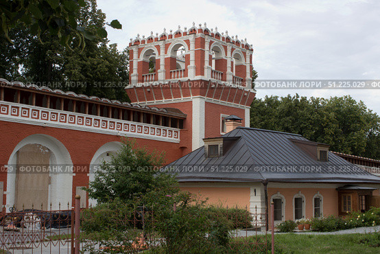 Старинное здание настоятельской кухни, башня и стена с галереей в Донском монастыре. Москва. Редакционное фото, фотограф Елена Орлова / Фотобанк Лори