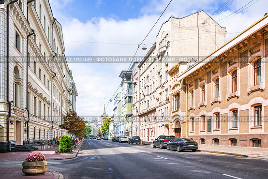 Старинные здания и особняки, Особняк Саарбекова и высотка на Кудринской, улица Поварская, Москва (2023 год). Стоковое фото, фотограф Baturina Yuliya / Фотобанк Лори