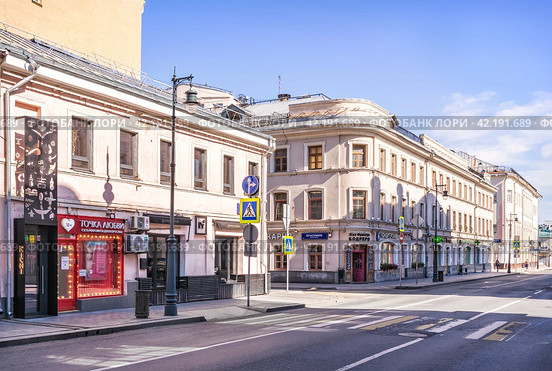 Старинные здания, улица Сретенка, Москва (2022 год). Редакционное фото, фотограф Baturina Yuliya / Фотобанк Лори