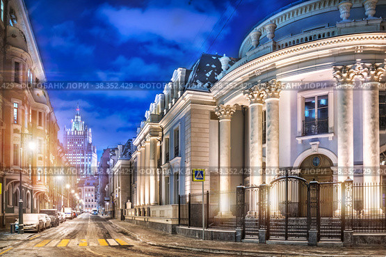 Старинные здания в Кривоарбатском переулке и Министерство Иностранных Дел, Старый Арбат, Москва (2022 год). Стоковое фото, фотограф Baturina Yuliya / Фотобанк Лори
