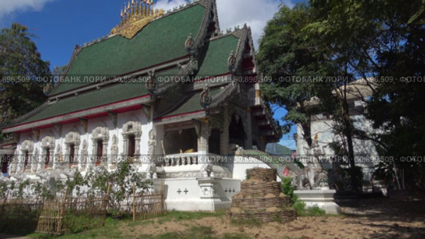 Старинный бот буддистского храма Wat Ming Muang. Чианг Рай, Таиланд (2018 год). Стоковое видео, видеограф Виктор Карасев / Фотобанк Лори