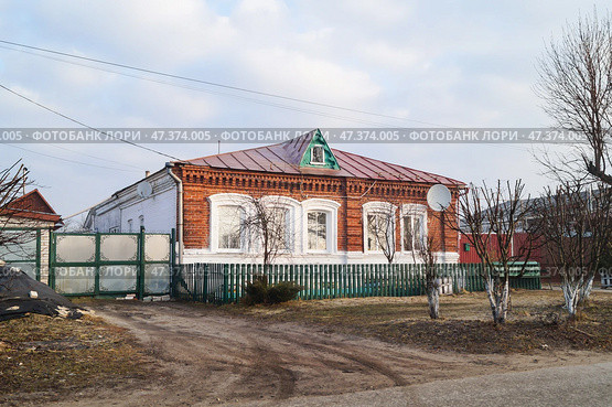 Старинный дом из красного кирпича на улице 3-го Интернационала, 20 в поселке Мстёра. Стоковое фото, фотограф Сергей Овчинников / Фотобанк Лори