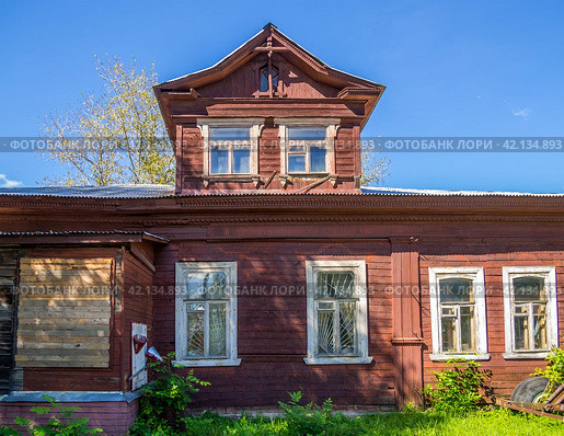 Старинный дом с мезонином купца Рыбакова, городской пейзаж города Дмитров Московской области (2023 год). Редакционное фото, фотограф Вячеслав Палес / Фотобанк Лори