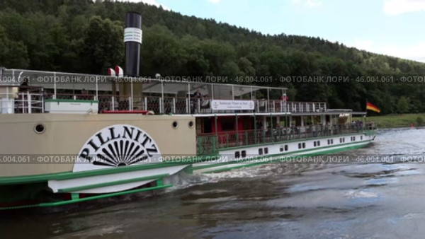 Старинный пароход плывет по Эльбе. Германия. An ancient steamboat sails along the Elbe. Germany. Редакционное видео, видеограф Горшков Александр / Фотобанк Лори