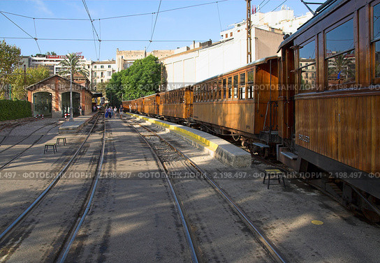 Старинный поезд из Пальмы в Сойер (Tren de Soller). Майорка. Испания. (2010 год). Редакционное фото, фотограф Вадим Хомяков / Фотобанк Лори