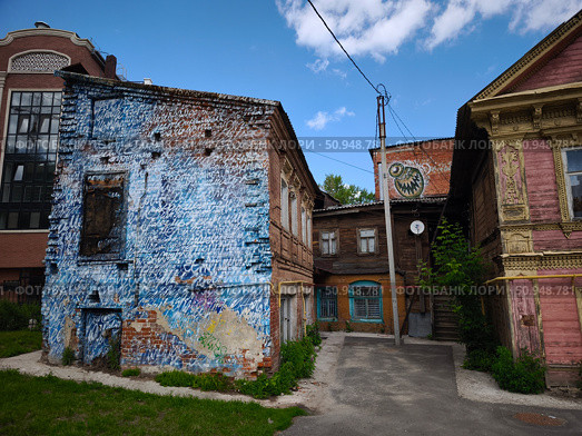 Старинный расписанный дом с граффити в Нижнем Новгороде. Редакционное фото, фотограф Мария Сергеева / Фотобанк Лори