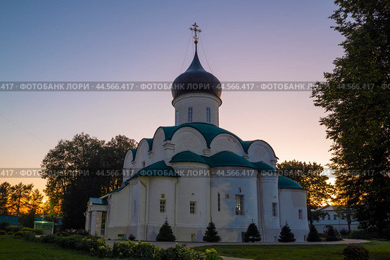 Старинный собор Троицы Живоначальной (1513г.) в Александровской слободе в сентябрьские вечерние сумерки. Александров. Владимирская область. Стоковое фото, фотограф Виктор Карасев / Фотобанк Лори