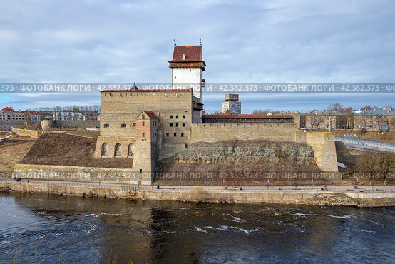 Старинный замок Германа на берегу реки. Нарва, Эстония (2024 год). Стоковое фото, фотограф Анна Карасева / Фотобанк Лори