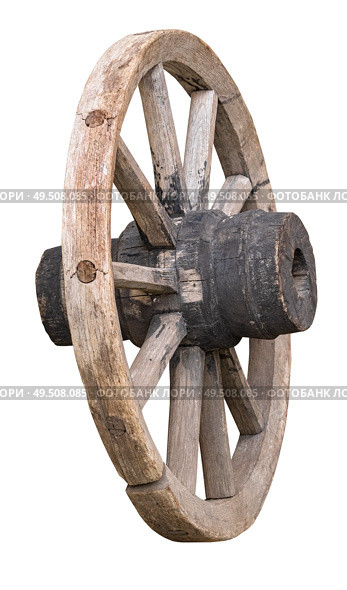 Старое деревянное колесо от телеги на белом фоне. Wooden cartwheel isolated on white background. Стоковое фото, фотограф Татьяна Д / Фотобанк Лори