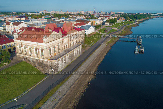 Старое здание Хлебной биржи (1912) на городской набережной солнечным июльским днем (аэросъемка), Рыбинск. Россия (2019 год). Стоковое фото, фотограф Виктор Карасев / Фотобанк Лори
