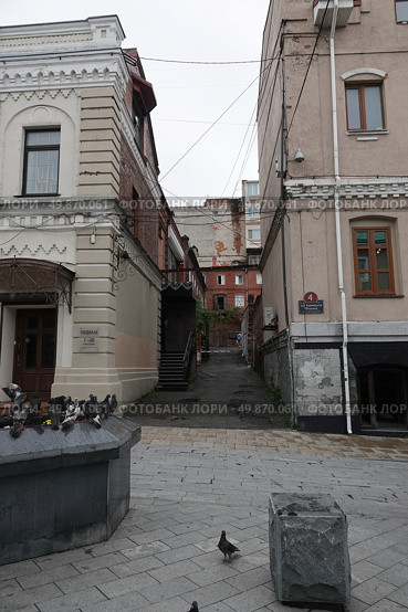 Старое здание на улице Адмирала Фокина в историческом центре города Владивостока (2022 год). Редакционное фото, фотограф Free Wind / Фотобанк Лори