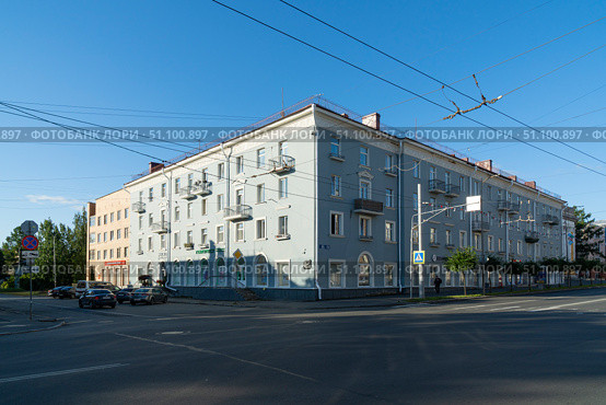 Старое здание в центре города на перекрестке проспекте Ленина в городе Петрозаводске ранним утром летом. Редакционное фото, фотограф Sergei Gorin / Фотобанк Лори