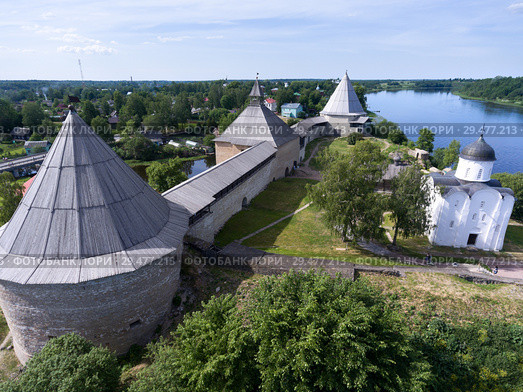 Староладожская крепость. Климентовская, Воротная и Стрелочная башни, внутренний двор. Село Старая Ладога. Ленинградская область (2018 год). Стоковое фото, фотограф Кекяляйнен Андрей / Фотобанк Лори