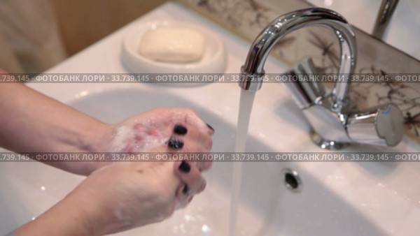 Start to washing hands, man turns on a water and takes a soap, close up view at Caucasian female arms. Стоковое видео, видеограф Кекяляйнен Андрей / Фотобанк Лори