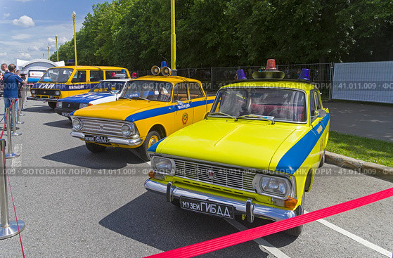 Старые автомобили марки Москвич и микроавтобус РАФ-2203 в цветовой схеме патрульных автомобилей ГАИ. Городской фестиваль старой автомобильной техники на Воробьевых горах, Москва. (2023 год). Редакционное фото, фотограф Сергей Рыбин / Фотобанк Лори