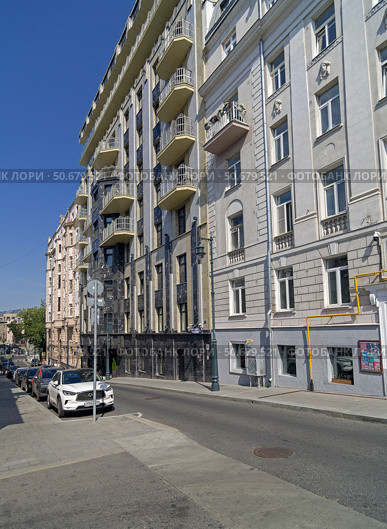 Старые доходные дома в Звонарском переулке, Москва. Солнечный день в июле. Редакционное фото, фотограф Сергей Рыбин / Фотобанк Лори