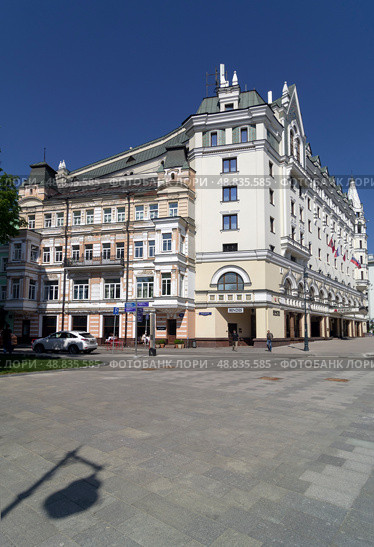 Старые дома в центре Москвы. Угол улицы Петровка и Дмитровского переулка. Россия, солнечный день в коце мая. Редакционное фото, фотограф Сергей Рыбин / Фотобанк Лори