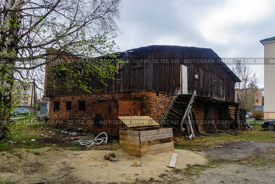 Старые полуразвалившиеся сараи в глубине дворов старых районов. Стоковое фото, фотограф Sergei Gorin / Фотобанк Лори