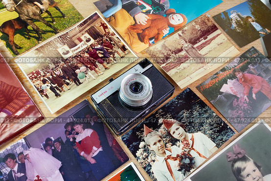 Старые советские фотографии и плёночный фотоаппарат Смена 8М. Редакционное фото, фотограф Лариса Веселова / Фотобанк Лори