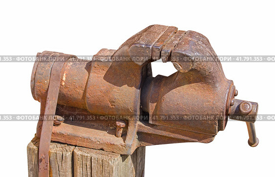 Старые тиски закрепленные на верстаке. An old vise fixed on a workbench. Стоковое фото, фотограф Татьяна Д / Фотобанк Лори