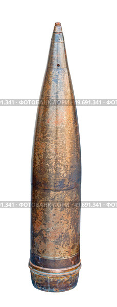 Старый артиллерийский снаряд времен Второй мировой войны на белом фоне. Old rusty artillery shell from World War II on a white background. Стоковое фото, фотограф Татьяна Д / Фотобанк Лори