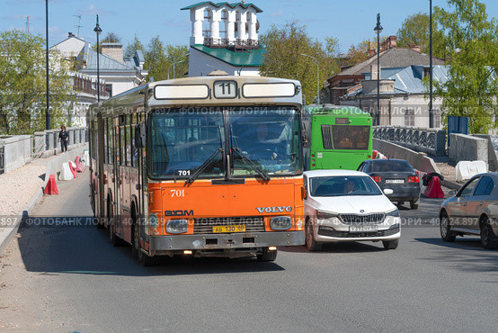Старый автобус Hess (Volvo B10M) в городском траффике солнечным майским днем. Псков (2023 год). Редакционное фото, фотограф Виктор Карасев / Фотобанк Лори