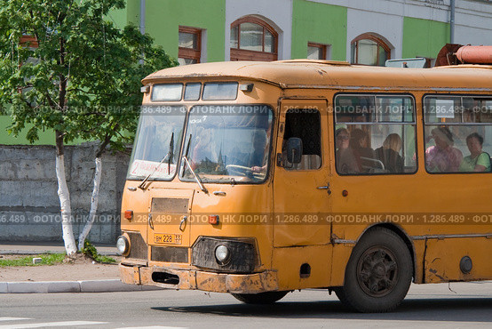Старый автобус советских времен на улице Мурома (2009 год). Редакционное фото, фотограф Ярослава Синицына / Фотобанк Лори