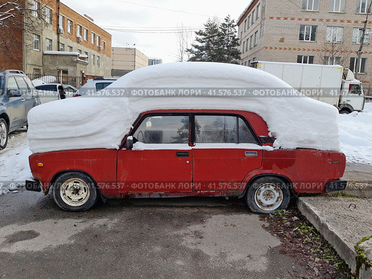 Старый автомобиль под шапкой снега. Стоковое фото, фотограф Елена Коромыслова / Фотобанк Лори
