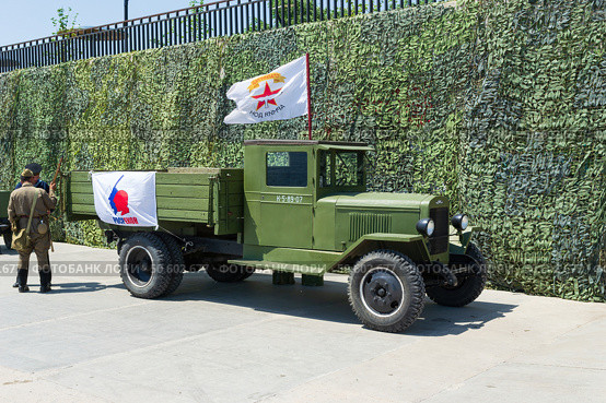 Старый автомобиль ЗИС-5В, военная реконструкция, Сталинградская битва. Волгоград, набережная реки Волга, Россия. (2021 год). Редакционное фото, фотограф Андрей Цыганков / Фотобанк Лори
