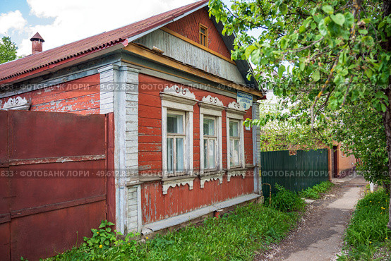 Старый деревенский деревянный дом в городе Руза на улице Социалистическая, Московская область. Редакционное фото, фотограф Диана Лукьянова / Фотобанк Лори