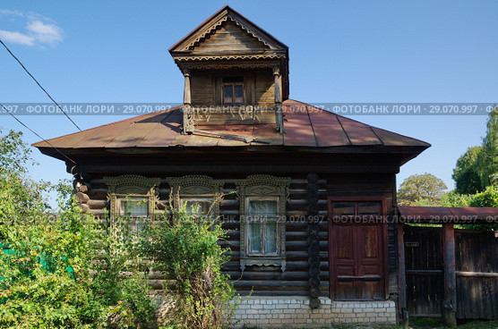 Старый деревянный дом с мезонином в городе Гороховце Владимирской области (2018 год). Стоковое фото, фотограф Елена Коромыслова / Фотобанк Лори