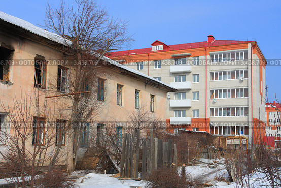 Старый дом уже без жильцов, а новый уже заселен (2012 год). Стоковое фото, фотограф Анатолий Матвейчук / Фотобанк Лори