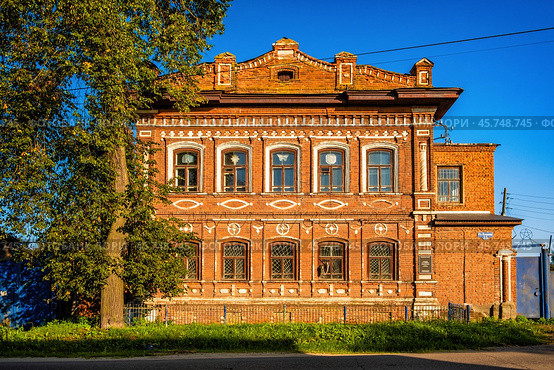 Старый, кирпичный, двухэтажный дом (Дом И.Л. Семина в Богородске) (2024 год). Редакционное фото, фотограф Илья Старков / Фотобанк Лори
