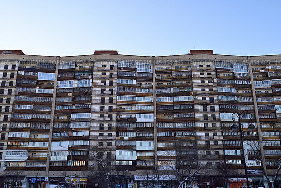 Старый мнгоквартирный дом. Город Тюмень. Улица Республики, дом 92. Стоковое фото, фотограф Александр Тараканов / Фотобанк Лори