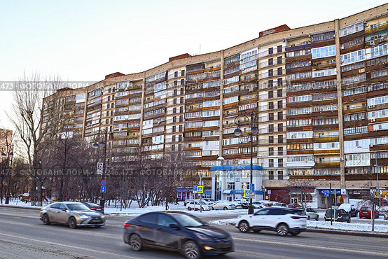 Старый мнгоквартирный дом. Город Тюмень. Улица Республики, дом 92. Стоковое фото, фотограф Александр Тараканов / Фотобанк Лори