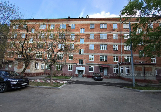 Старый пятиэтажный дом с пристройками на первом этаже. Редакционное фото, фотограф Мария Сергеева / Фотобанк Лори
