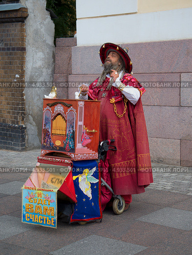 Старый шарманщик (2013 год). Редакционное фото, фотограф Виктор Карасев / Фотобанк Лори