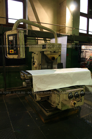 Старый станок. Онежский тракторный завод. Карелия, город Петрозаводск (2010 год). Редакционное фото, фотограф Сергей Костин / Фотобанк Лори