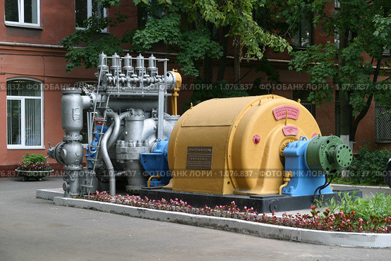 Старый турбоагрегат на Василеостровской ТЭЦ-7 в Санкт-Петербурге (2009 год). Редакционное фото, фотограф Александр Секретарев / Фотобанк Лори