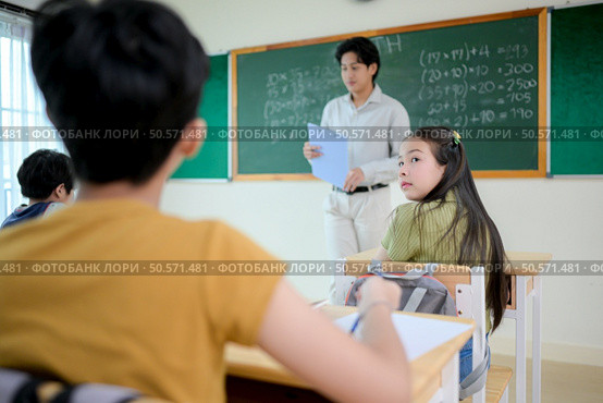 STEM lesson, Teacher and students in mathematics classroom. Стоковое фото, агентство Ingram Publishing / Фотобанк Лори