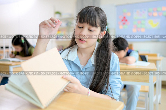 STEM lesson, Teacher and students in mathematics classroom. Стоковое фото, агентство Ingram Publishing / Фотобанк Лори