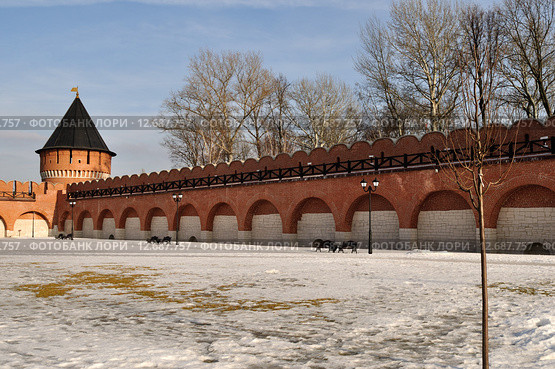 Стена и башня Тульского кремля зимой в оттепель (2015 год). Редакционное фото, фотограф Енин Арсений / Фотобанк Лори