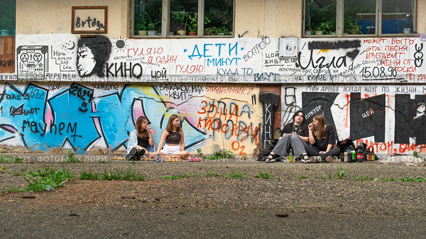 Стена Цоя и фанаты.  Ессентуки. Редакционное фото, фотограф Лариса Веселова / Фотобанк Лори