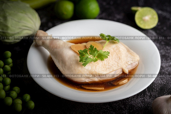 Stewed chicken drumsticks, galangal, garlic and lemon. Selective focus. Стоковое фото, агентство Ingram Publishing / Фотобанк Лори