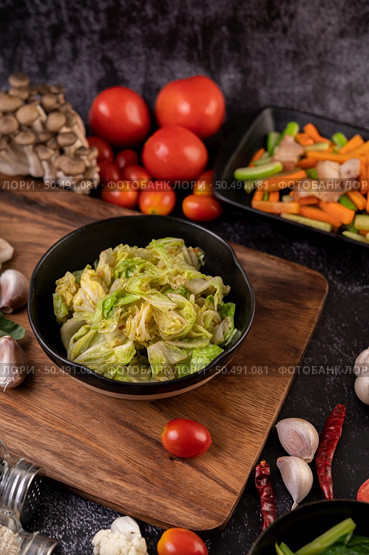 Stir the white cabbage with oyster sauce on a black plate. Стоковое фото, агентство Ingram Publishing / Фотобанк Лори