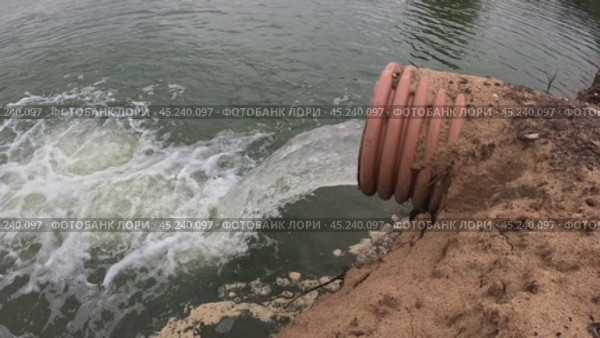 Сточная труба в водоёме. Стоковое видео, видеограф Скрипачев Антон / Фотобанк Лори