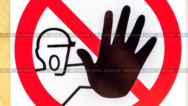 Stop hand sign danger on the wooden fence. Стоковое видео, видеограф FotograFF / Фотобанк Лори